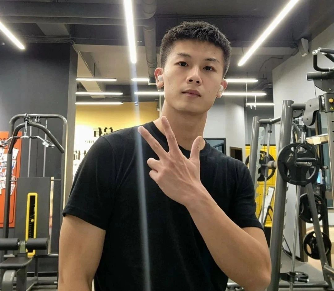 河北夜市遇被撩的兵哥穿超短裤实力超群,是免费能看的吗 河北夜市遇被撩的兵哥穿超短裤实力超群,是免费能看的吗