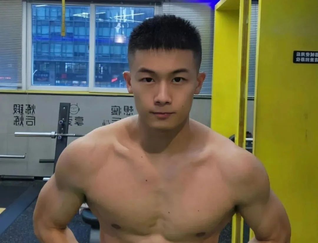 河北夜市遇被撩的兵哥穿超短裤实力超群,是免费能看的吗 河北夜市遇被撩的兵哥穿超短裤实力超群,是免费能看的吗