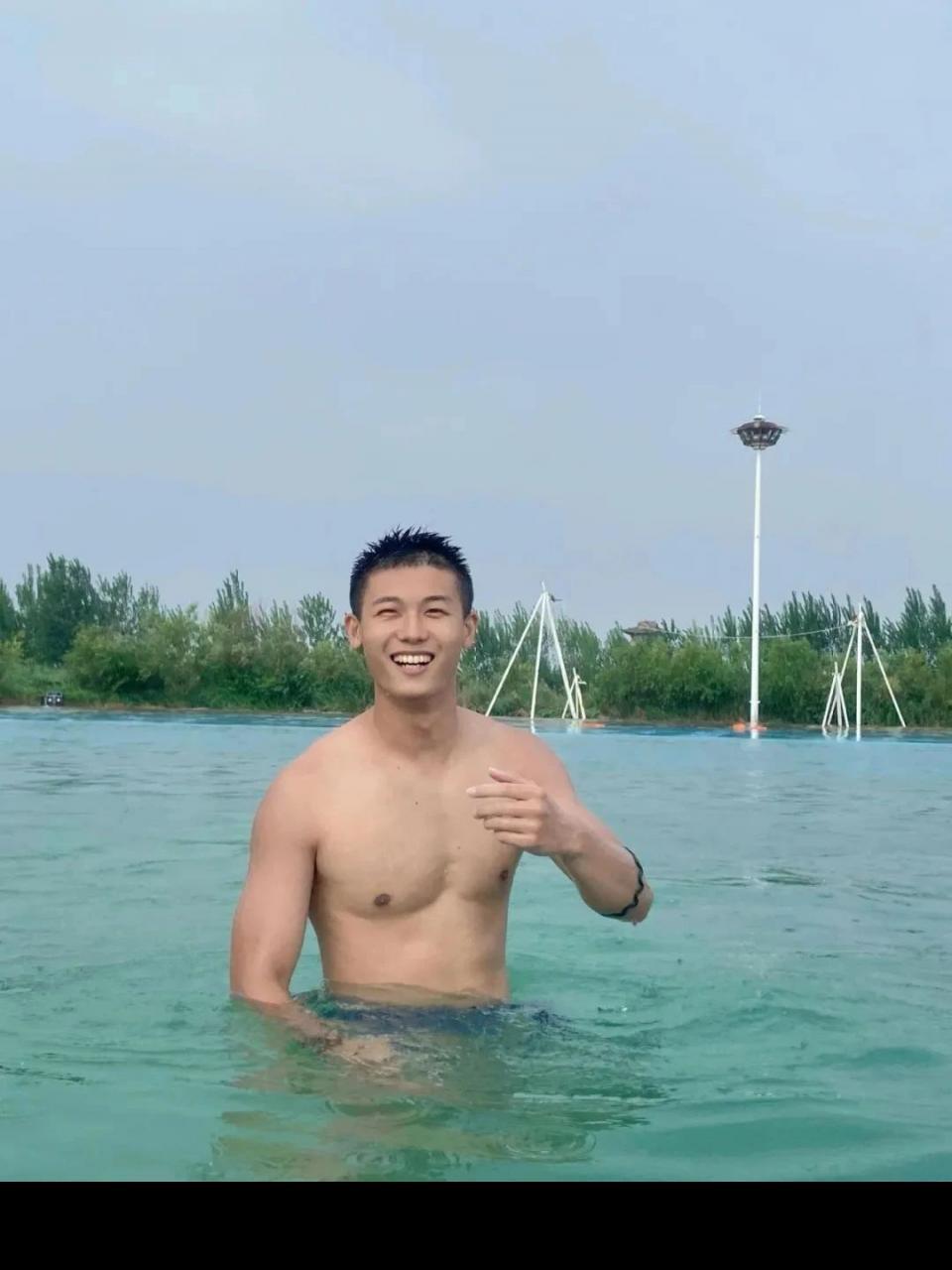 河北夜市遇被撩的兵哥穿超短裤实力超群,是免费能看的吗 河北夜市遇被撩的兵哥穿超短裤实力超群,是免费能看的吗