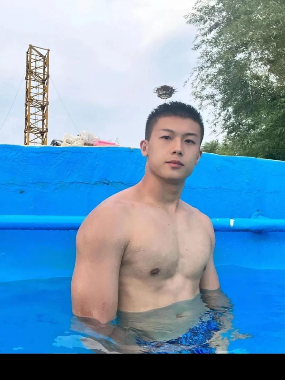 河北夜市遇被撩的兵哥穿超短裤实力超群,是免费能看的吗 河北夜市遇被撩的兵哥穿超短裤实力超群,是免费能看的吗