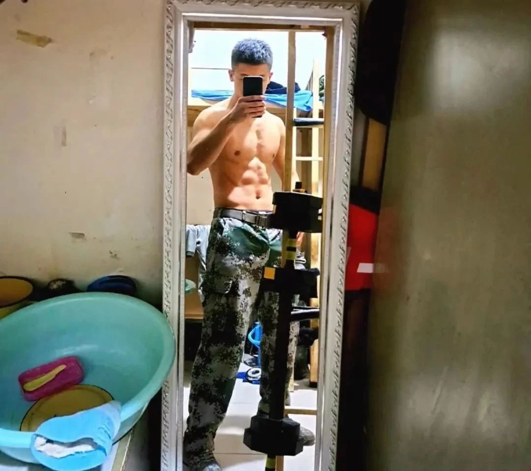 河北夜市遇被撩的兵哥穿超短裤实力超群,是免费能看的吗 河北夜市遇被撩的兵哥穿超短裤实力超群,是免费能看的吗