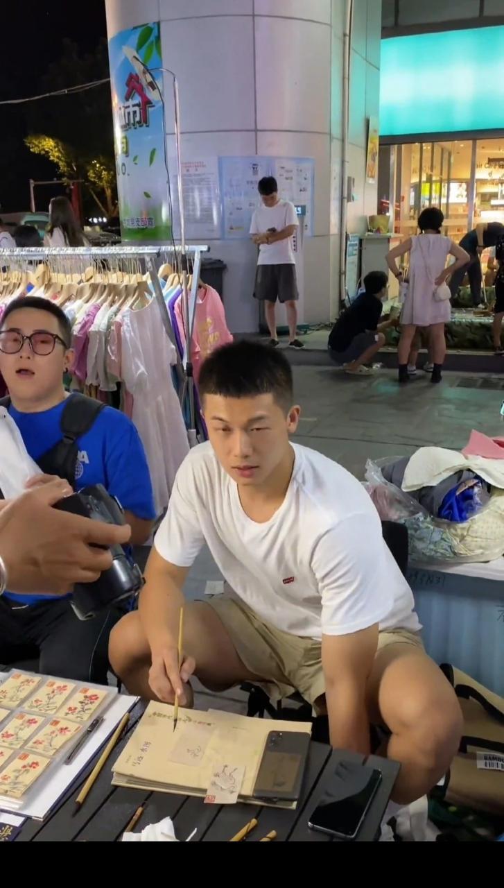 河北夜市遇被撩的兵哥穿超短裤实力超群,是免费能看的吗 河北夜市遇被撩的兵哥穿超短裤实力超群,是免费能看的吗