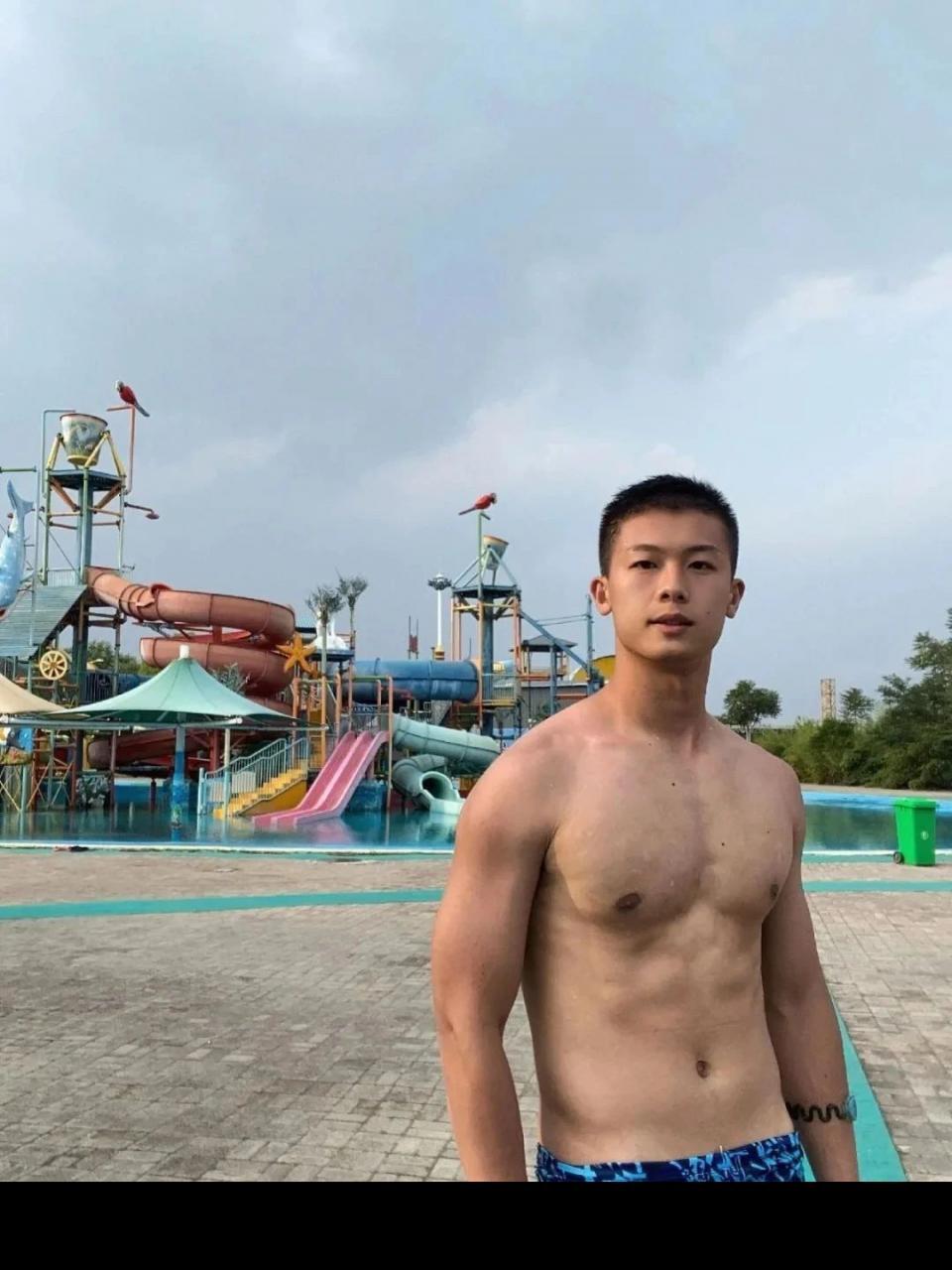 河北夜市遇被撩的兵哥穿超短裤实力超群,是免费能看的吗 河北夜市遇被撩的兵哥穿超短裤实力超群,是免费能看的吗