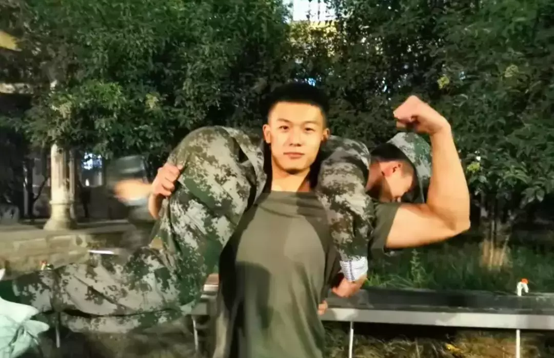 河北夜市遇被撩的兵哥穿超短裤实力超群,是免费能看的吗 河北夜市遇被撩的兵哥穿超短裤实力超群,是免费能看的吗