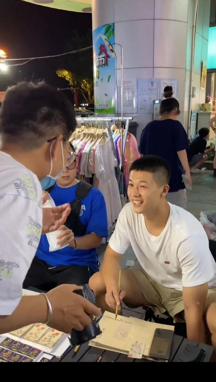 河北夜市遇被撩的兵哥穿超短裤实力超群,是免费能看的吗 河北夜市遇被撩的兵哥穿超短裤实力超群,是免费能看的吗