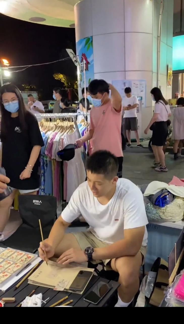 河北夜市遇被撩的兵哥穿超短裤实力超群,是免费能看的吗 河北夜市遇被撩的兵哥穿超短裤实力超群,是免费能看的吗