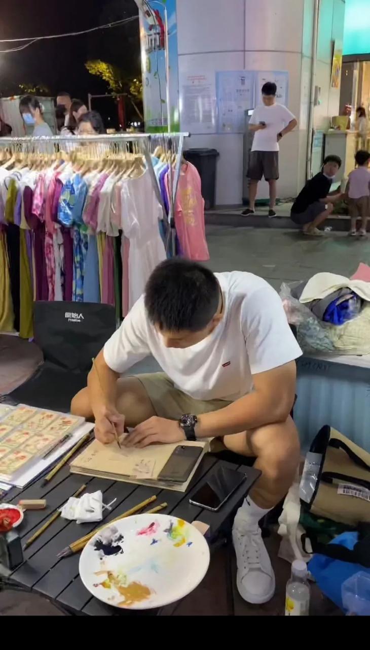 河北夜市遇被撩的兵哥穿超短裤实力超群,是免费能看的吗 河北夜市遇被撩的兵哥穿超短裤实力超群,是免费能看的吗
