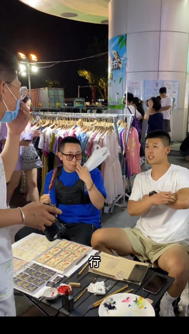 河北夜市遇被撩的兵哥穿超短裤实力超群,是免费能看的吗 河北夜市遇被撩的兵哥穿超短裤实力超群,是免费能看的吗