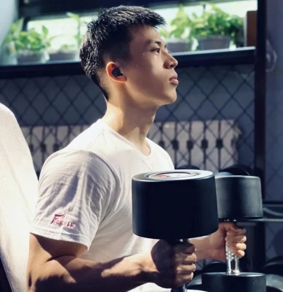 这么帅的健身私教,身材太让人上头了! 这么帅的健身私教,身材太让人上头了!