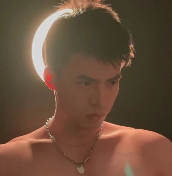 这么帅的健身私教,身材太让人上头了! 这么帅的健身私教,身材太让人上头了!