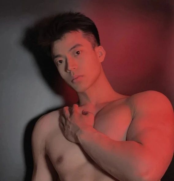 这么帅的健身私教,身材太让人上头了! 这么帅的健身私教,身材太让人上头了!