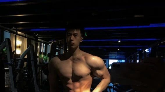 这么帅的健身私教,身材太让人上头了! 这么帅的健身私教,身材太让人上头了!