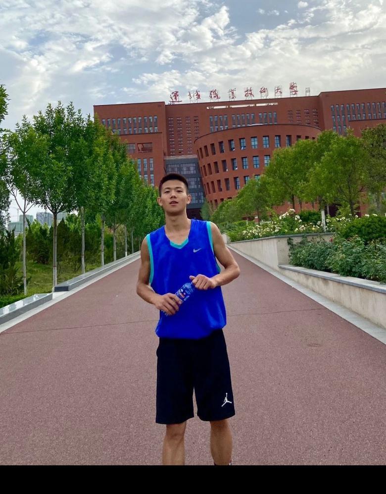 投稿：我的一米八五室友，是篮球帅哥 ​​​