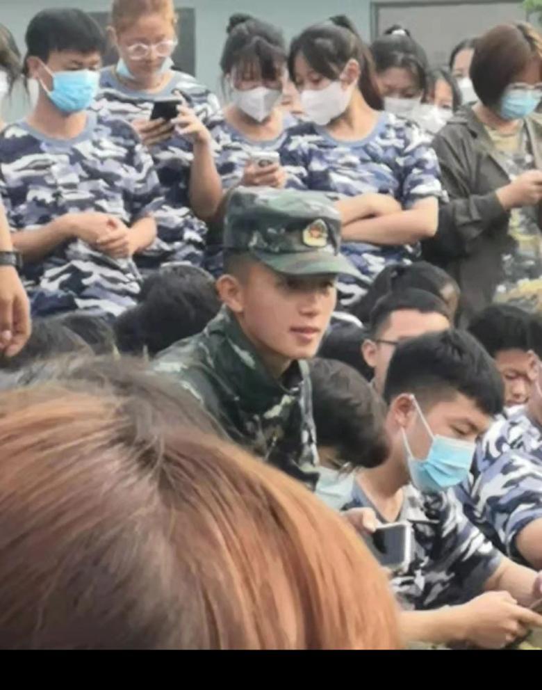 军训教官太帅了