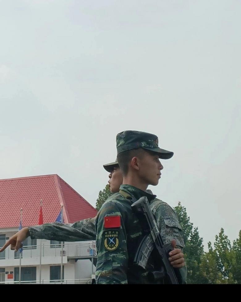 军训教官太帅了
