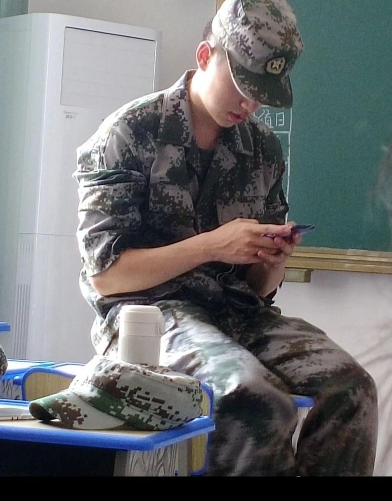 军训教官太帅了