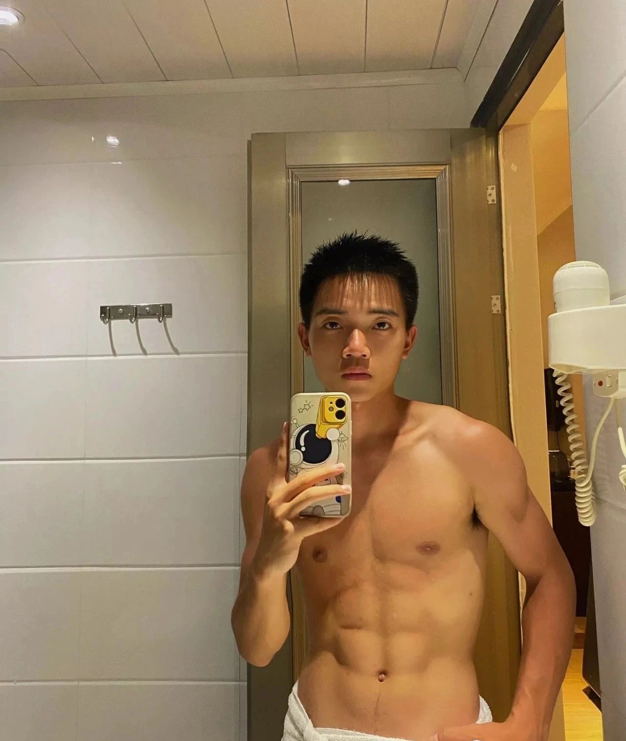 体育生小哥哥，结实的腹肌很可