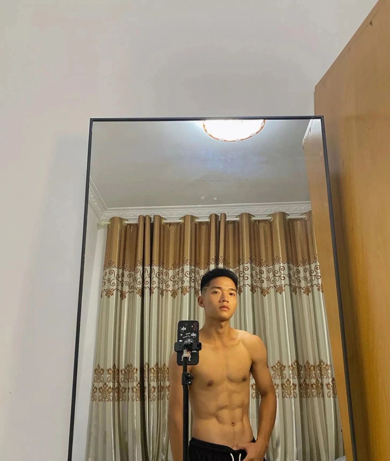 体育生小哥哥，结实的腹肌很可