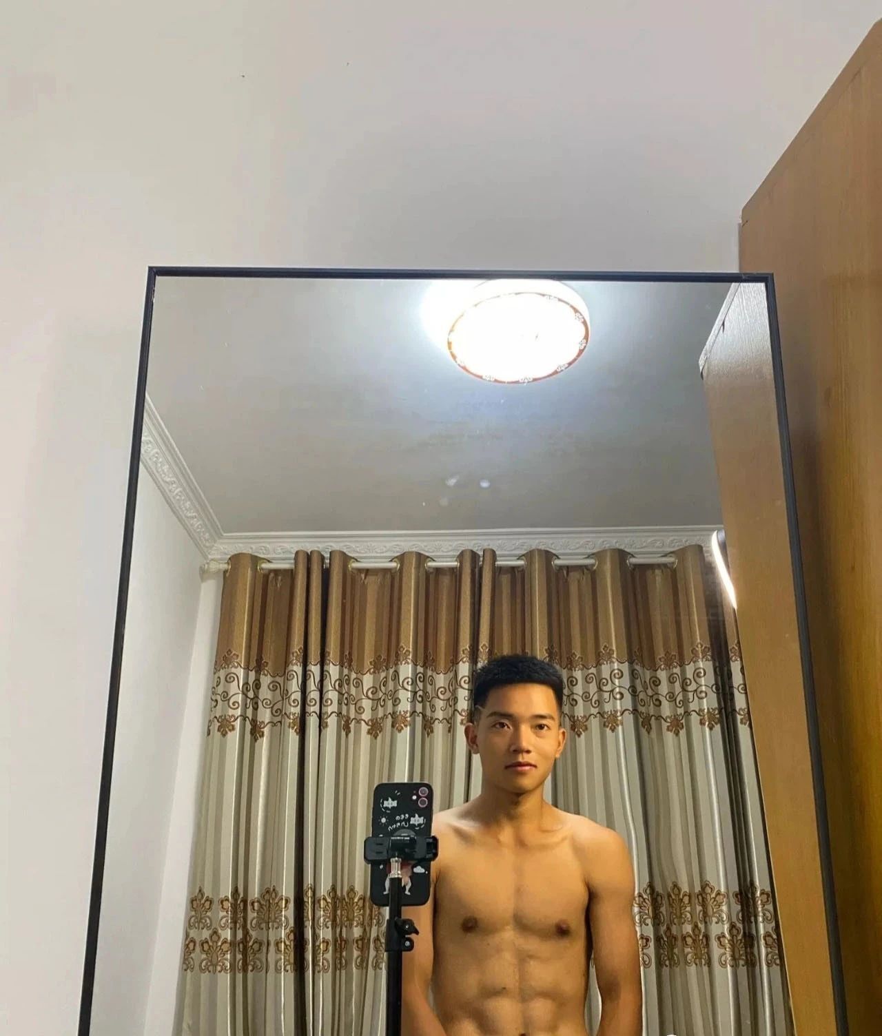 体育生小哥哥，结实的腹肌很可