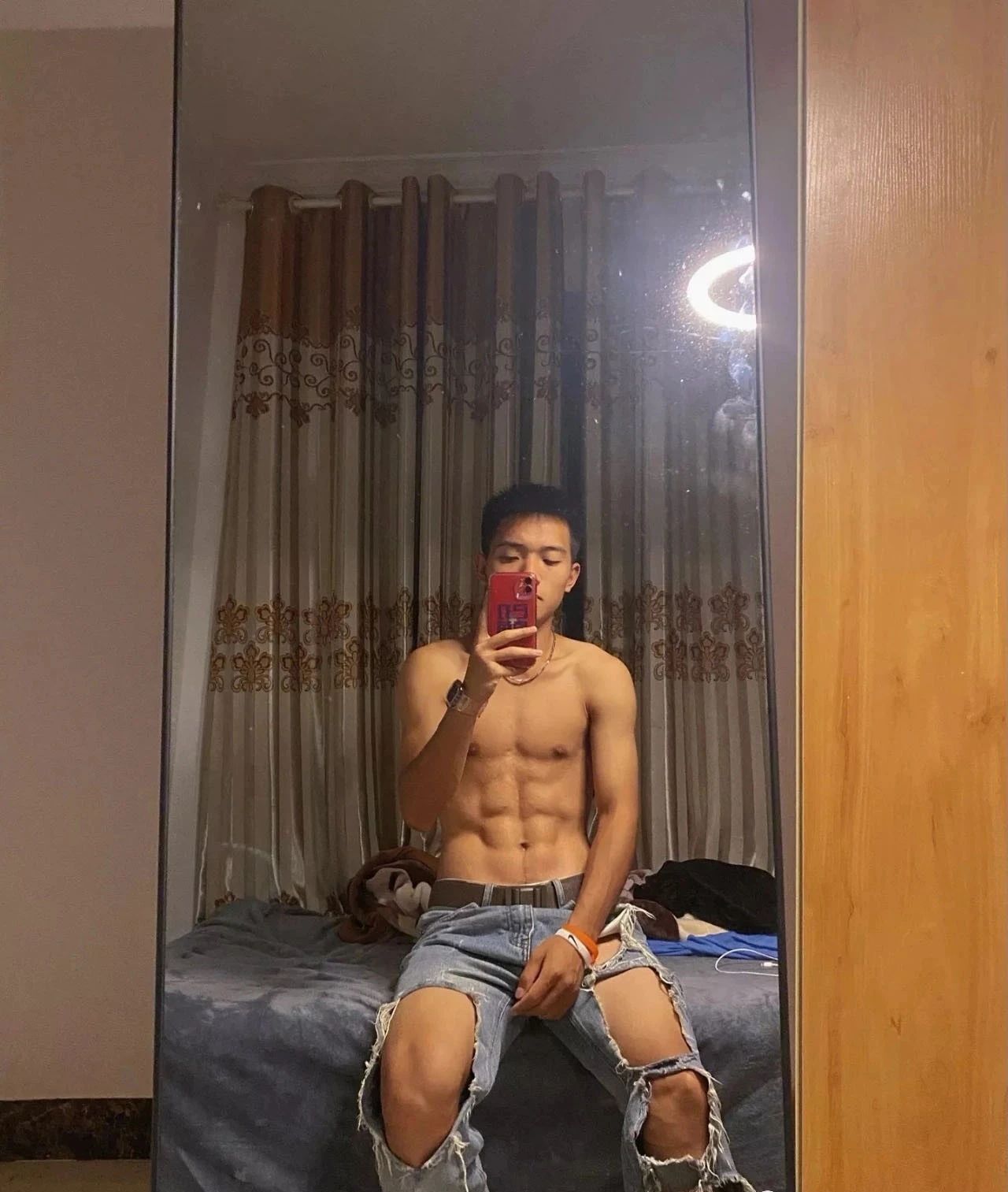 体育生小哥哥，结实的腹肌很可