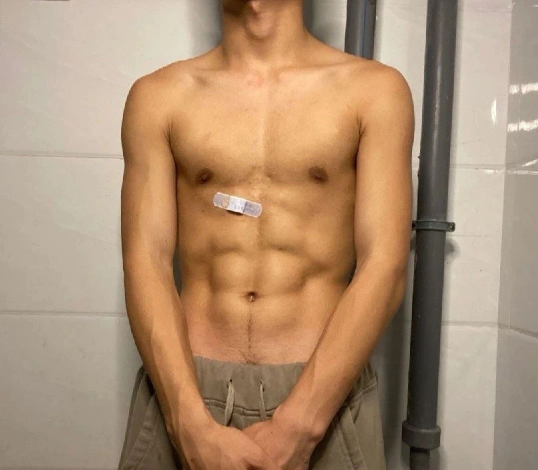 体育生小哥哥，结实的腹肌很可
