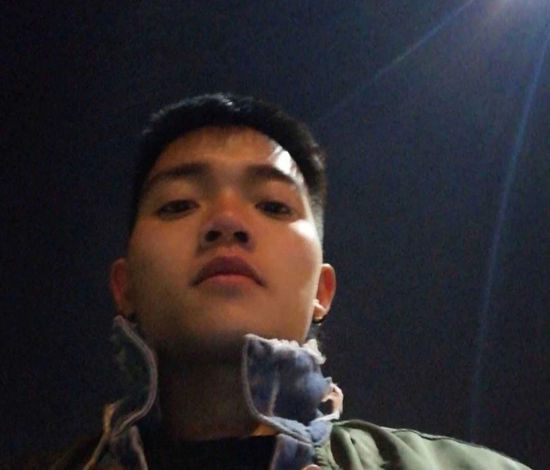 体育生小哥哥，结实的腹肌很可