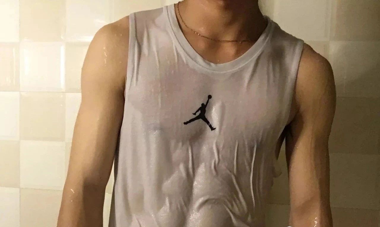体育生小哥哥，结实的腹肌很可