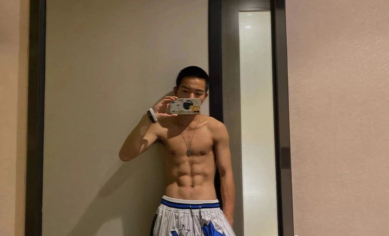 体育生小哥哥，结实的腹肌很可