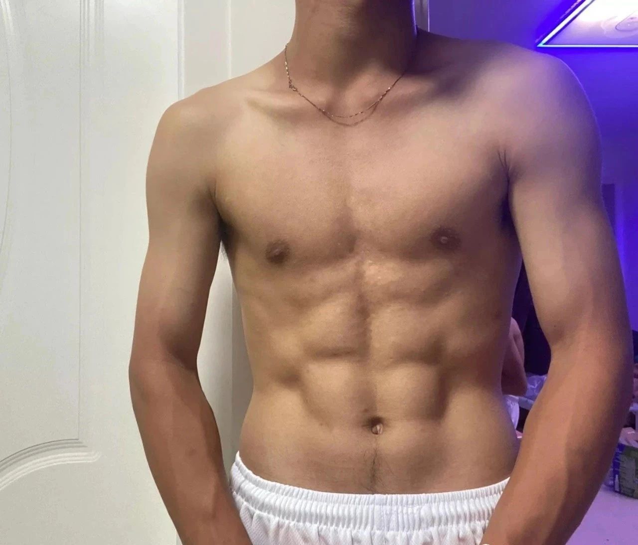 体育生小哥哥，结实的腹肌很可