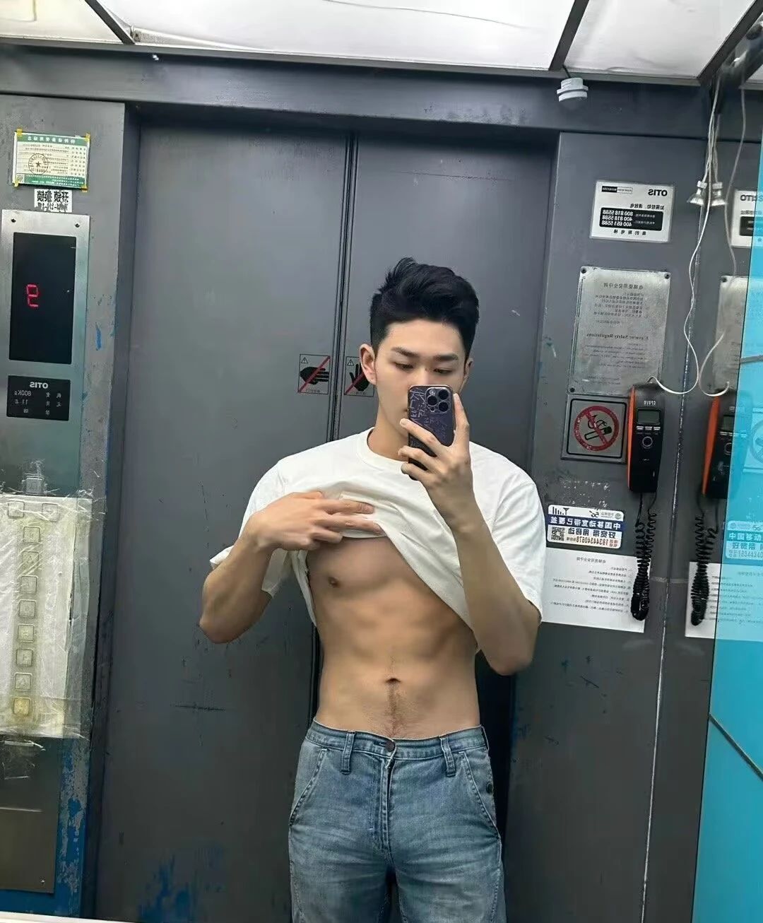 上海超硬灰裤子大包体育生，红色内裤……