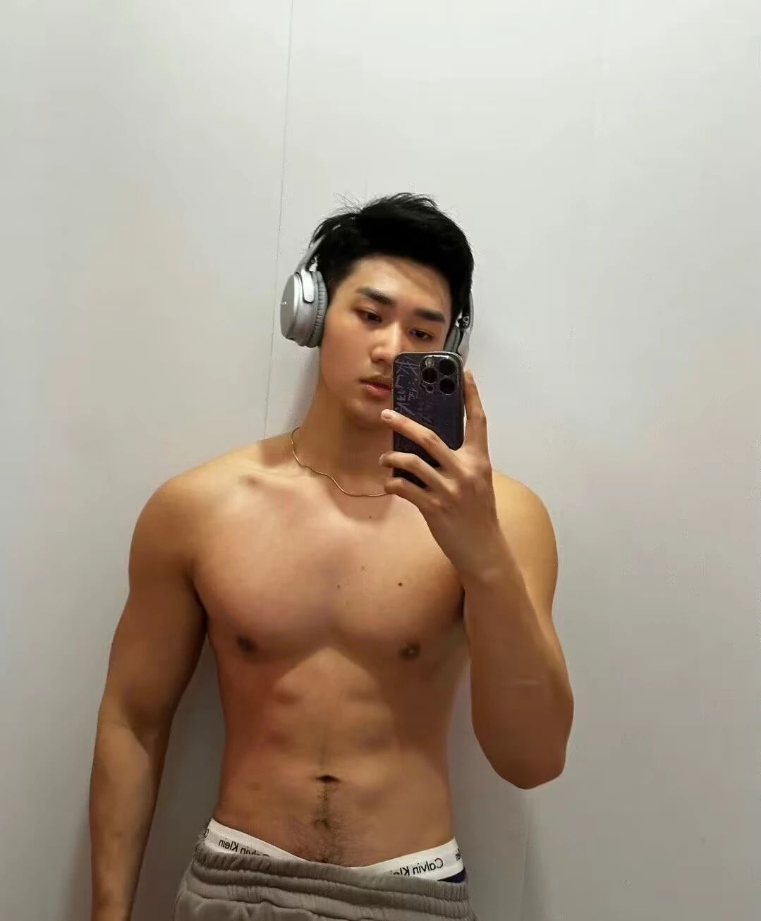 上海超硬灰裤子大包体育生，红色内裤……