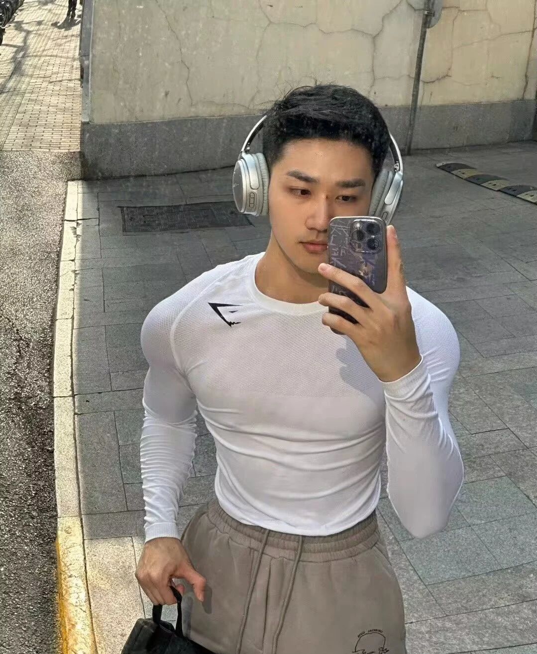 上海超硬灰裤子大包体育生，红色内裤……
