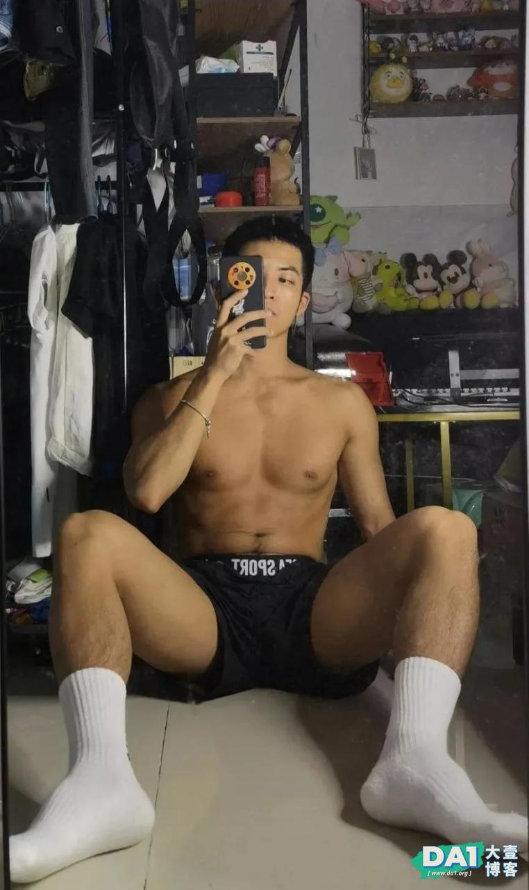 超短裤白袜黑皮体育生,大弟弟竟是00后 超短裤白袜黑皮体育生,大弟弟竟是00后