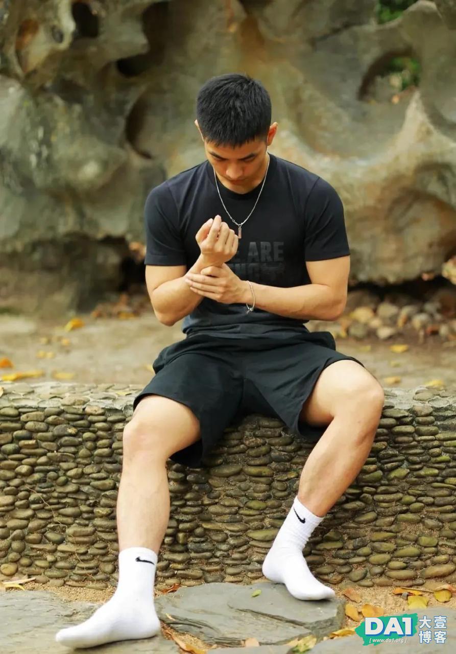 超短裤白袜黑皮体育生，大弟弟竟是00后-大壹博客