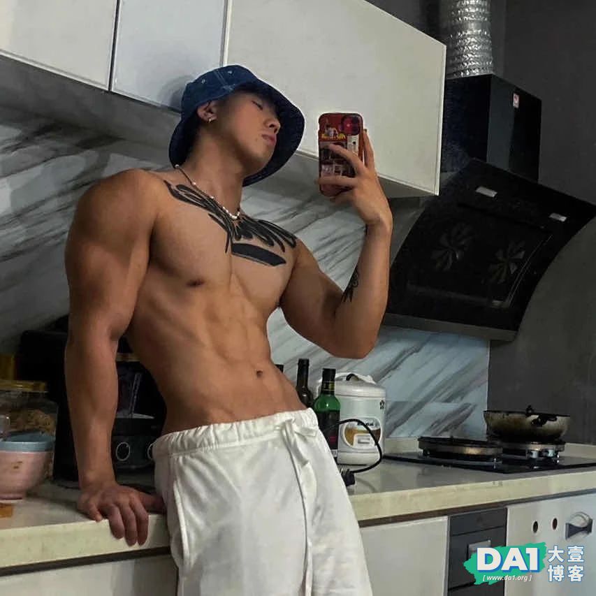 超精壮黑皮肌肉直男小狼狗，纹身超性感~