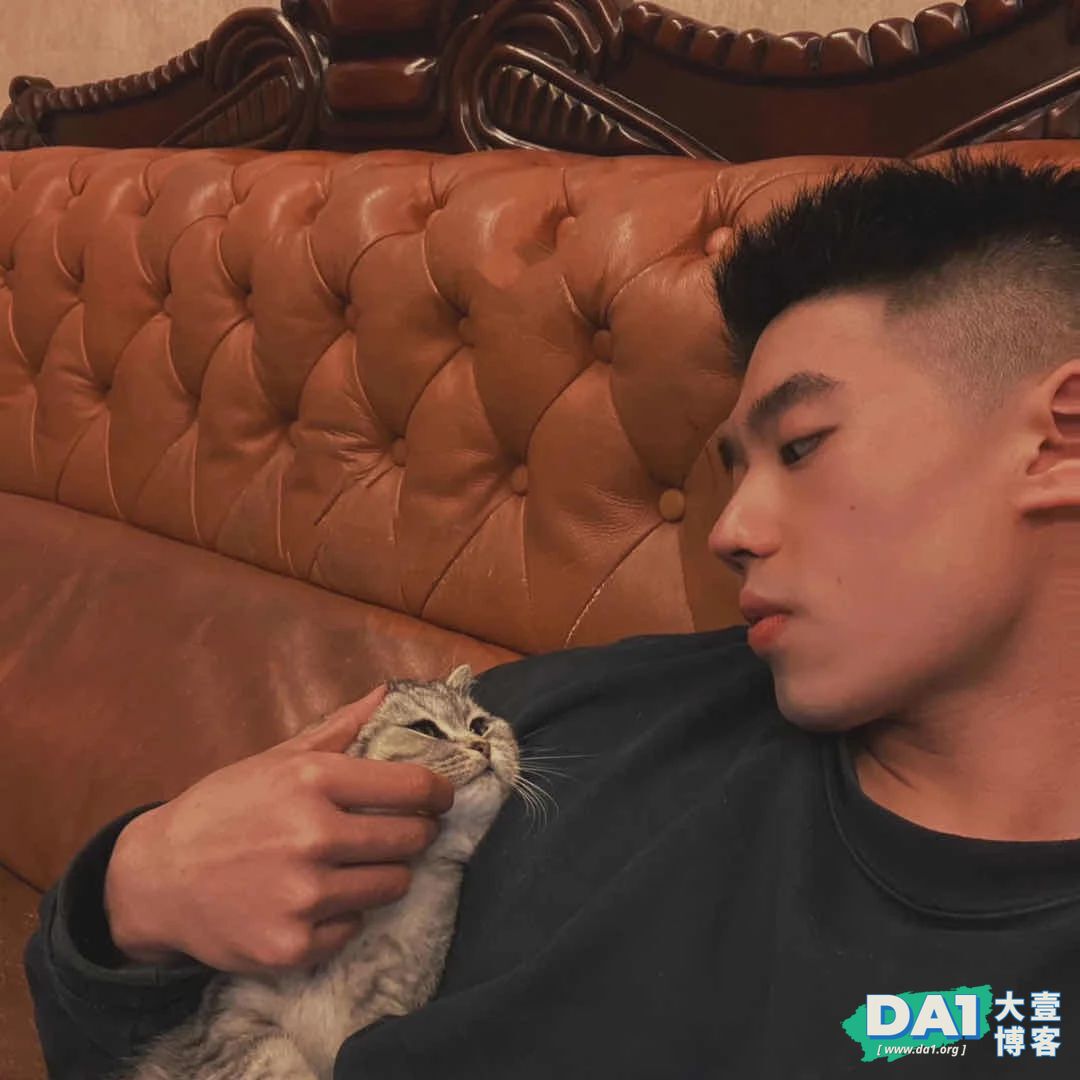 超精壮黑皮肌肉直男小狼狗，纹身超性感~
