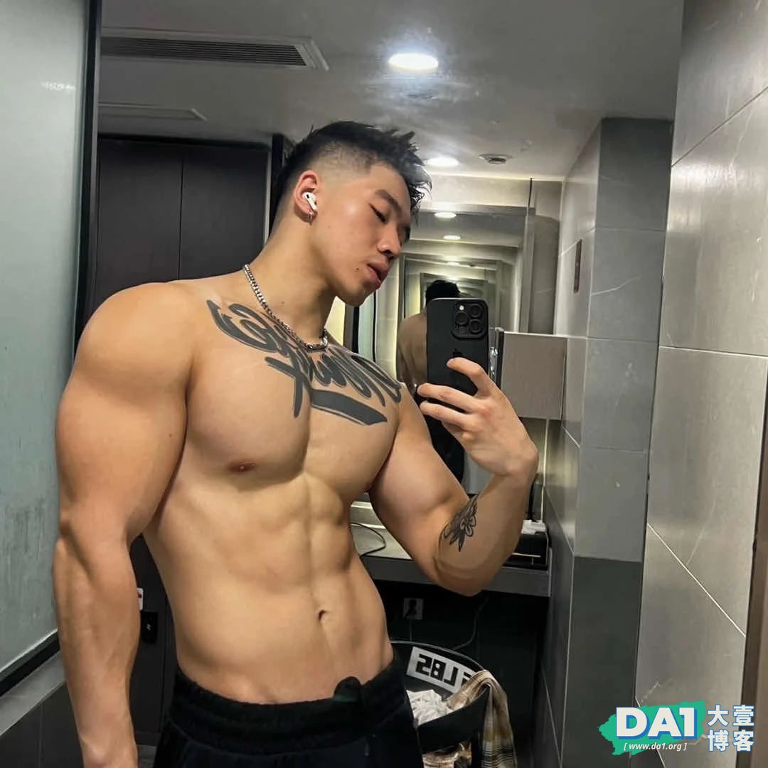 超精壮黑皮肌肉直男小狼狗，纹身超性感~