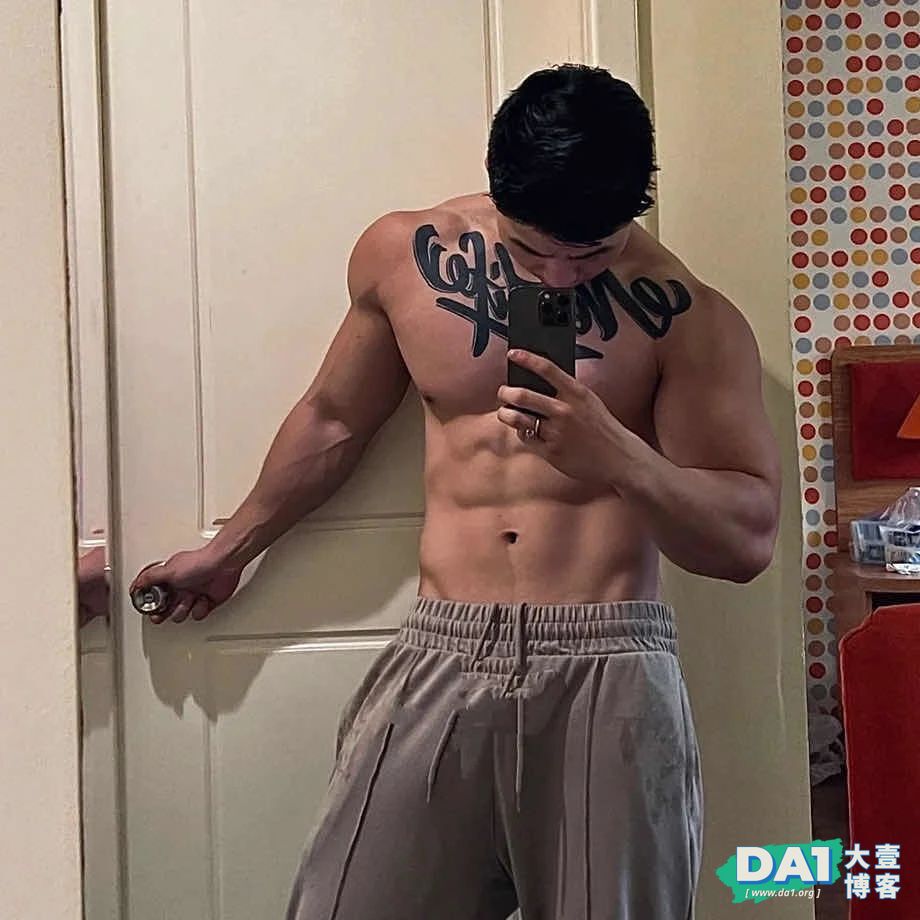 超精壮黑皮肌肉直男小狼狗，纹身超性感~