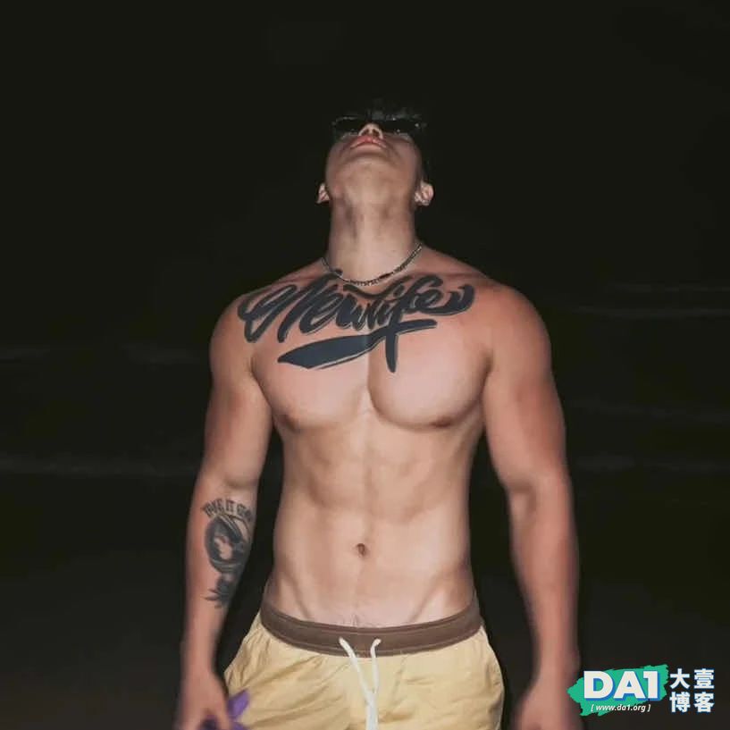 超精壮黑皮肌肉直男小狼狗，纹身超性感~