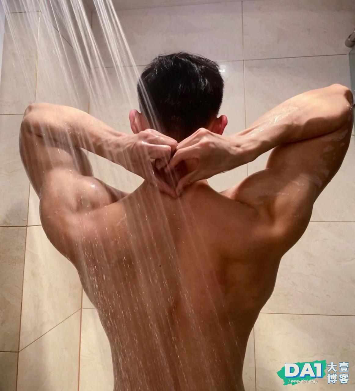 181CM成都员飞行帅哥，似乎在玩一种很新的东西...