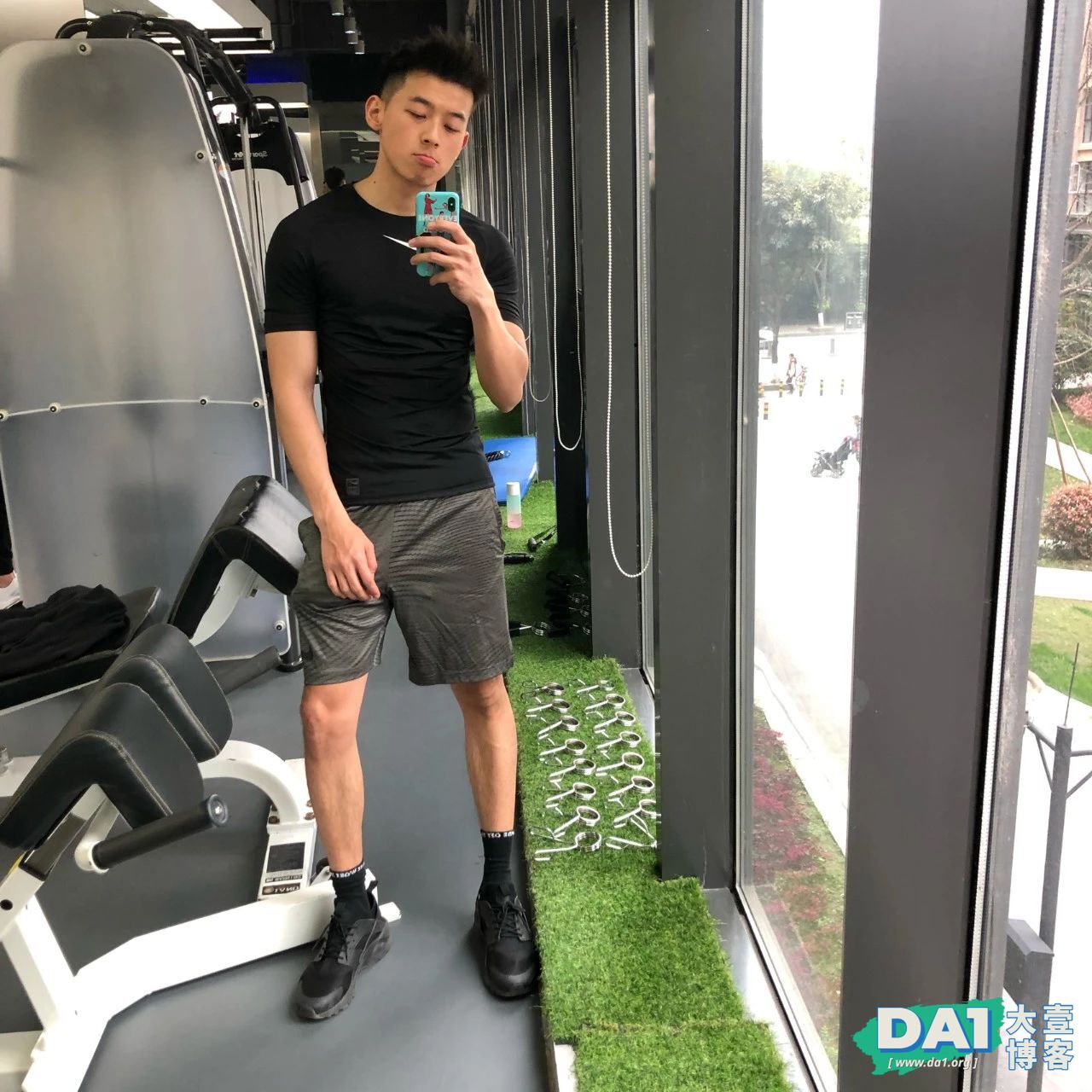181CM成都员飞行帅哥，似乎在玩一种很新的东西...