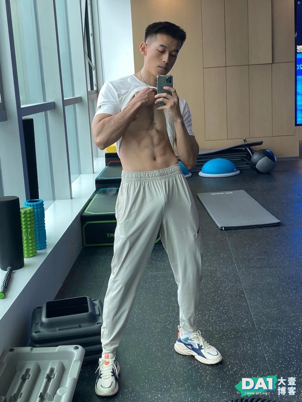 181CM成都员飞行帅哥，似乎在玩一种很新的东西...