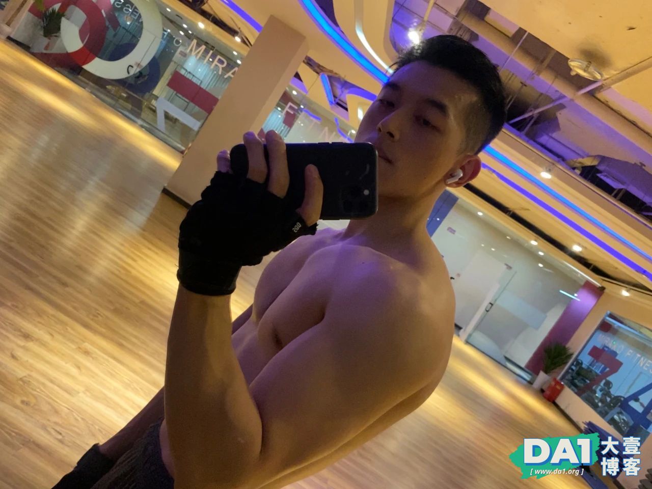 181CM成都员飞行帅哥，似乎在玩一种很新的东西...