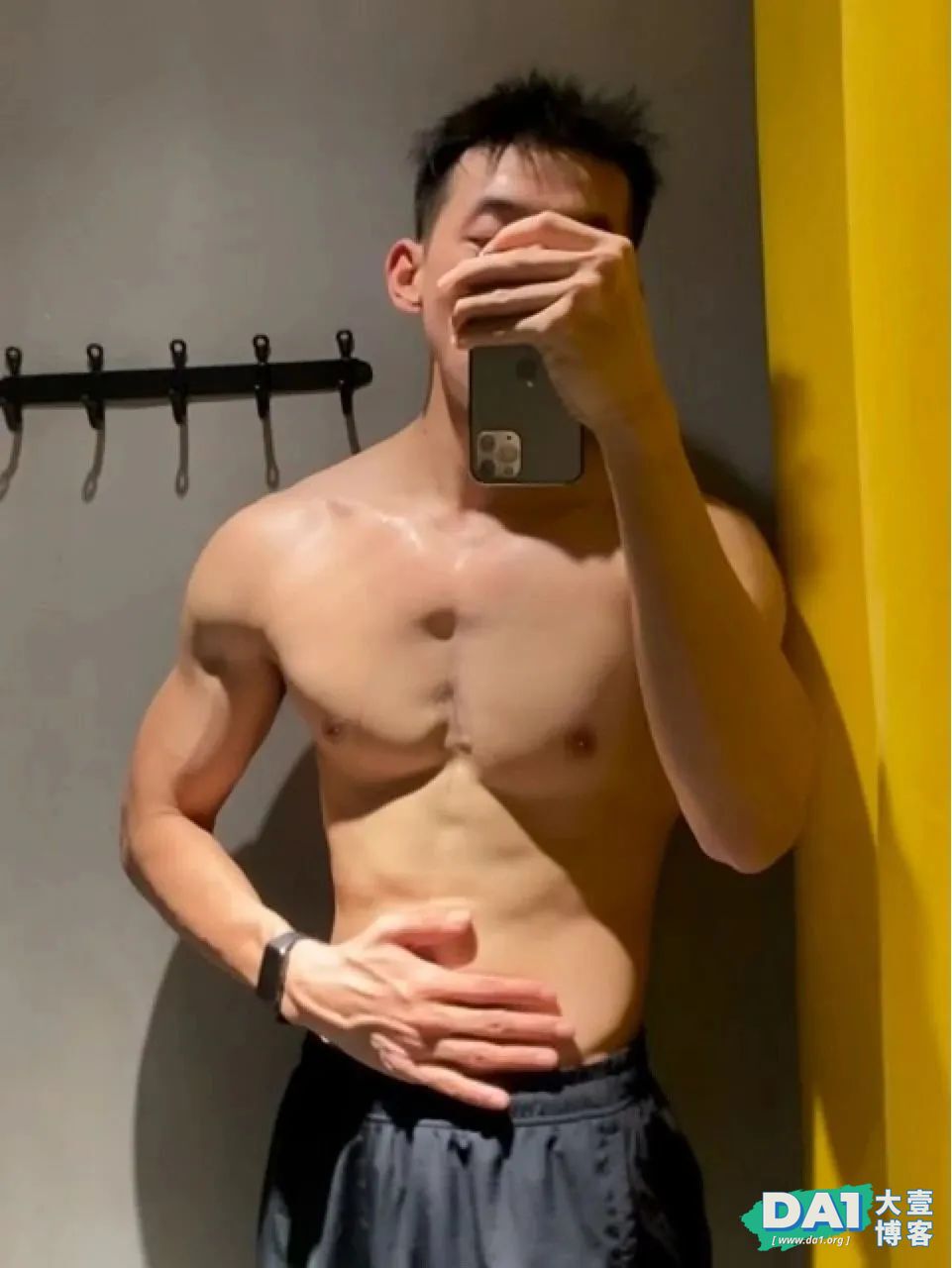 181CM成都员飞行帅哥，似乎在玩一种很新的东西...