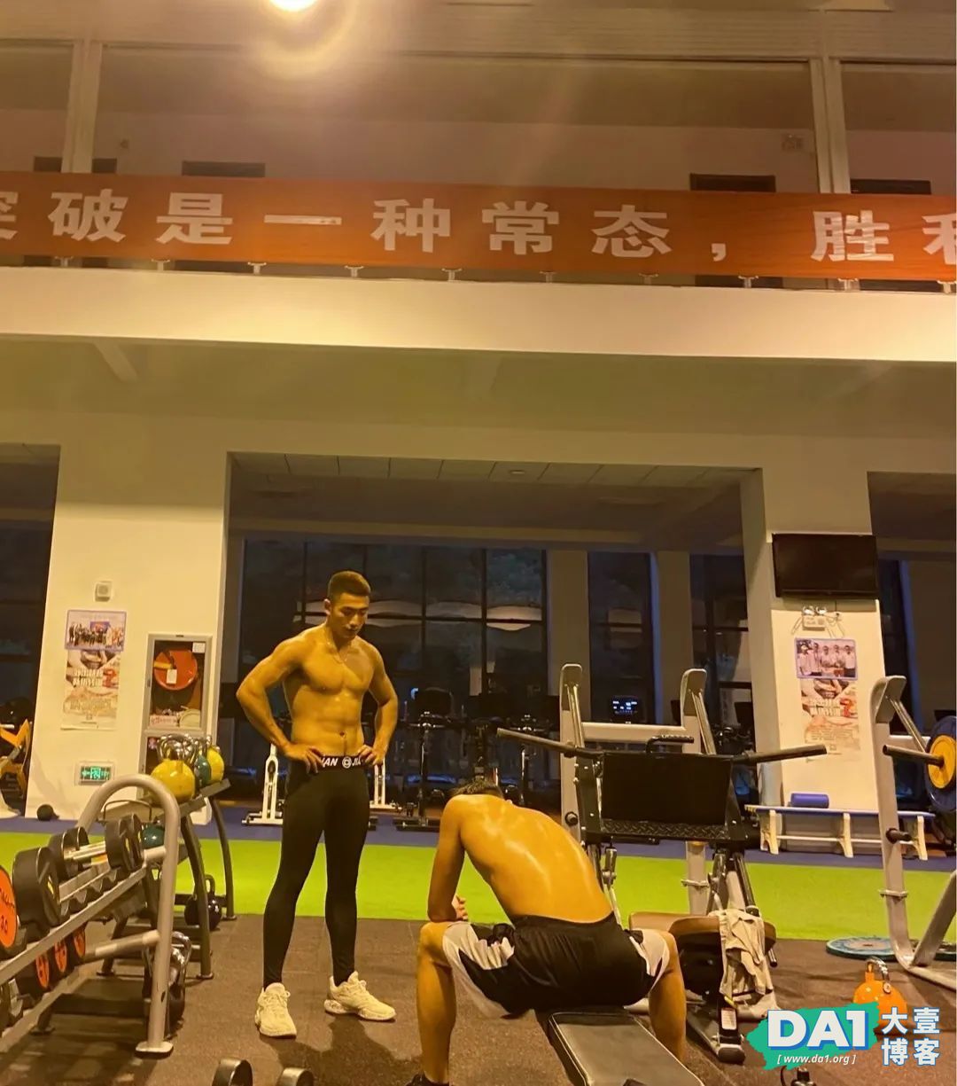 黑皮皮划艇体育生，简直就是行走的荷尔蒙