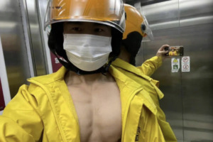 天太热，外卖员拉开衣服自拍，卧槽？-大壹博客
