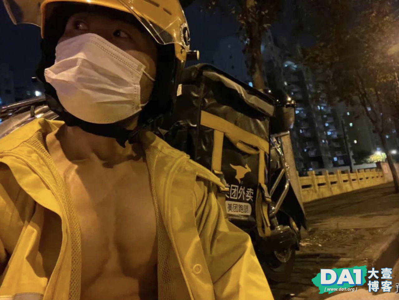 天太热，外卖员拉开衣服自拍，卧槽？