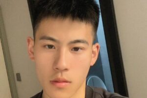 湖南篮球体育小哥球场扒衣,18的他让人抵抗不了-大壹博客
