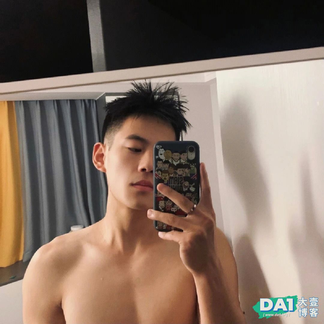 湖南篮球体育小哥球场扒衣，18的他让人抵抗不了