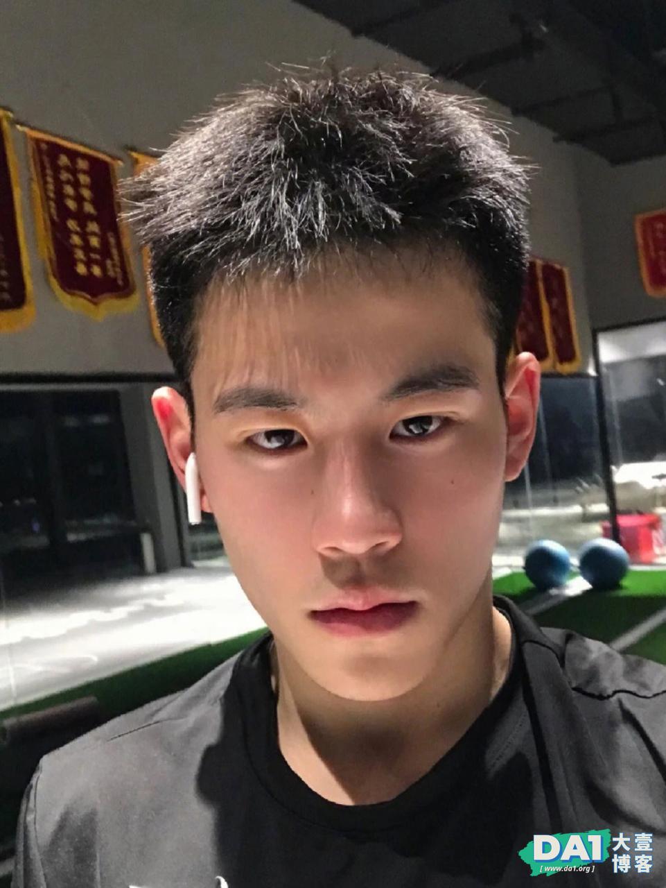 湖南篮球体育小哥球场扒衣，18的他让人抵抗不了